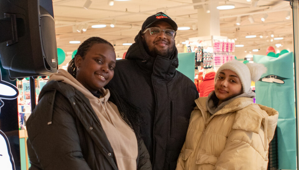Kelia Kaliza (19), Ahmed Ahmed (27 og Shivani Parkash (19) er glade for nye shoppingmuligheter i Volda og håper det fortsetter slik. – Meny er virkelig savnet!
