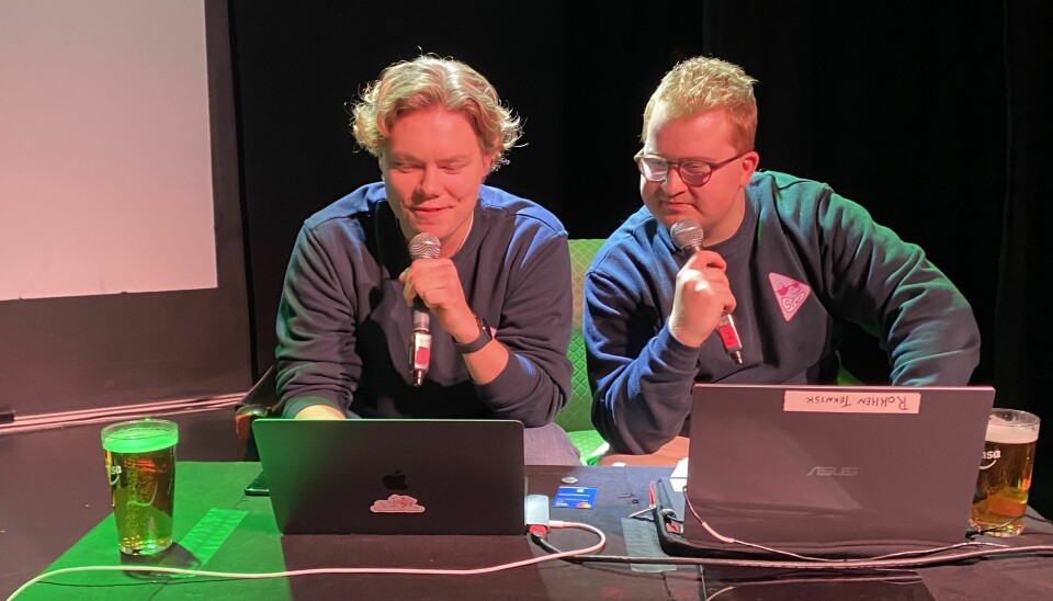 LOSERE: EvenExtra og Sander Kurseth fra Student TV loset publikummet gjennom en herlig quiz. Såklart iført sine nye Student TV gensere.