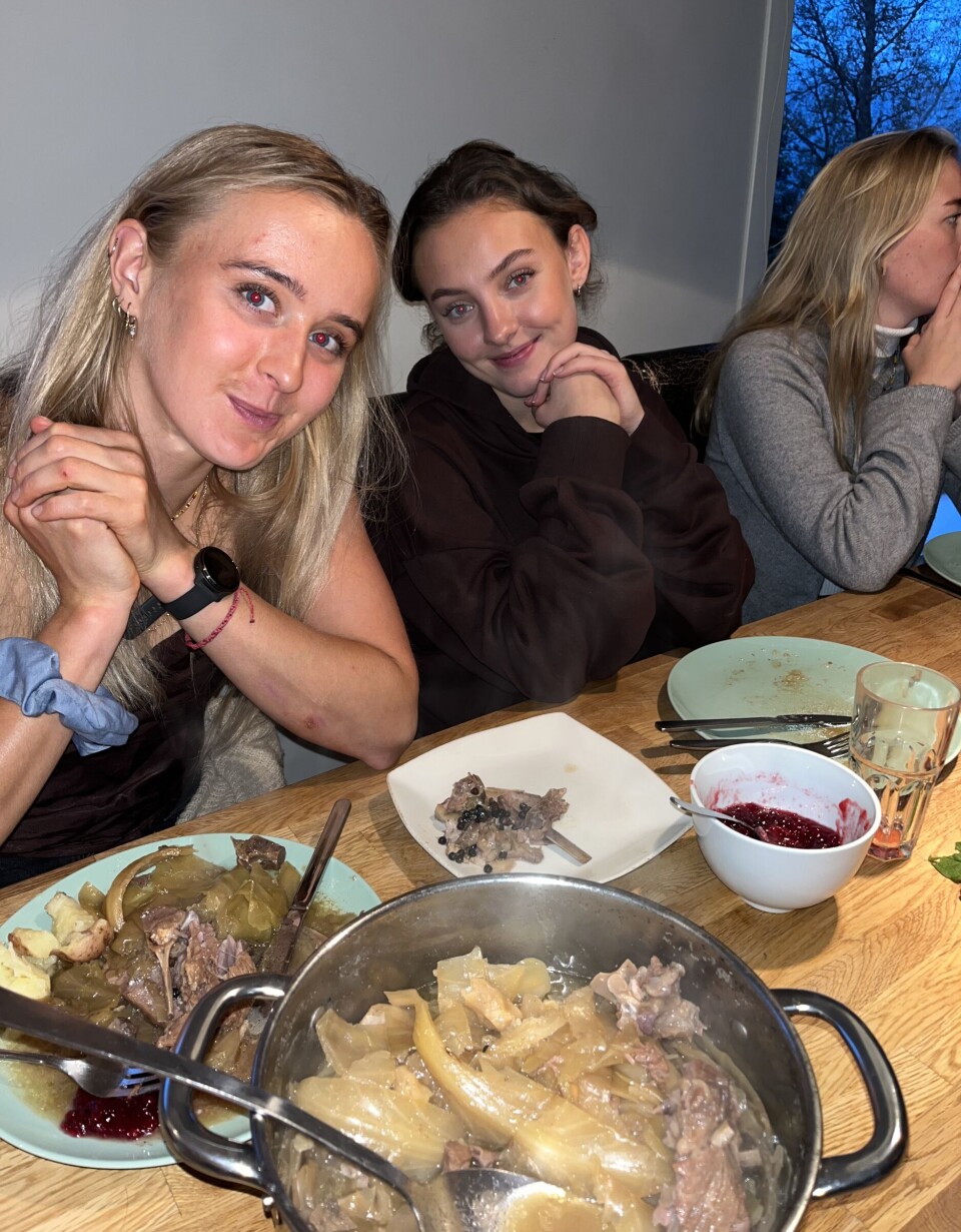 Oda Lamo og Henriette Molvær koste seg på fårikål-aften.