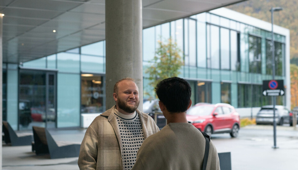 Under en rundtur på campus, stopper Tronstad opp for å snakke med kjentfolk. Dem er det ikke få av.