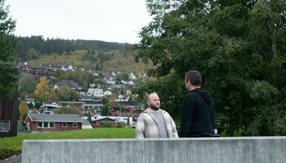 Flere kjente fjes dukker opp på campus. Trontad stopper opp for en prat.